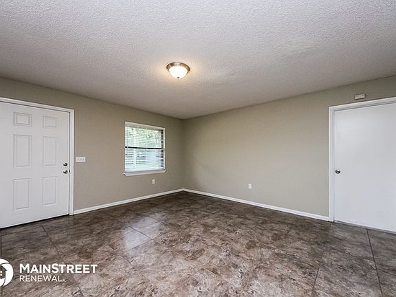 4th image of 2759 Smithtown Dr