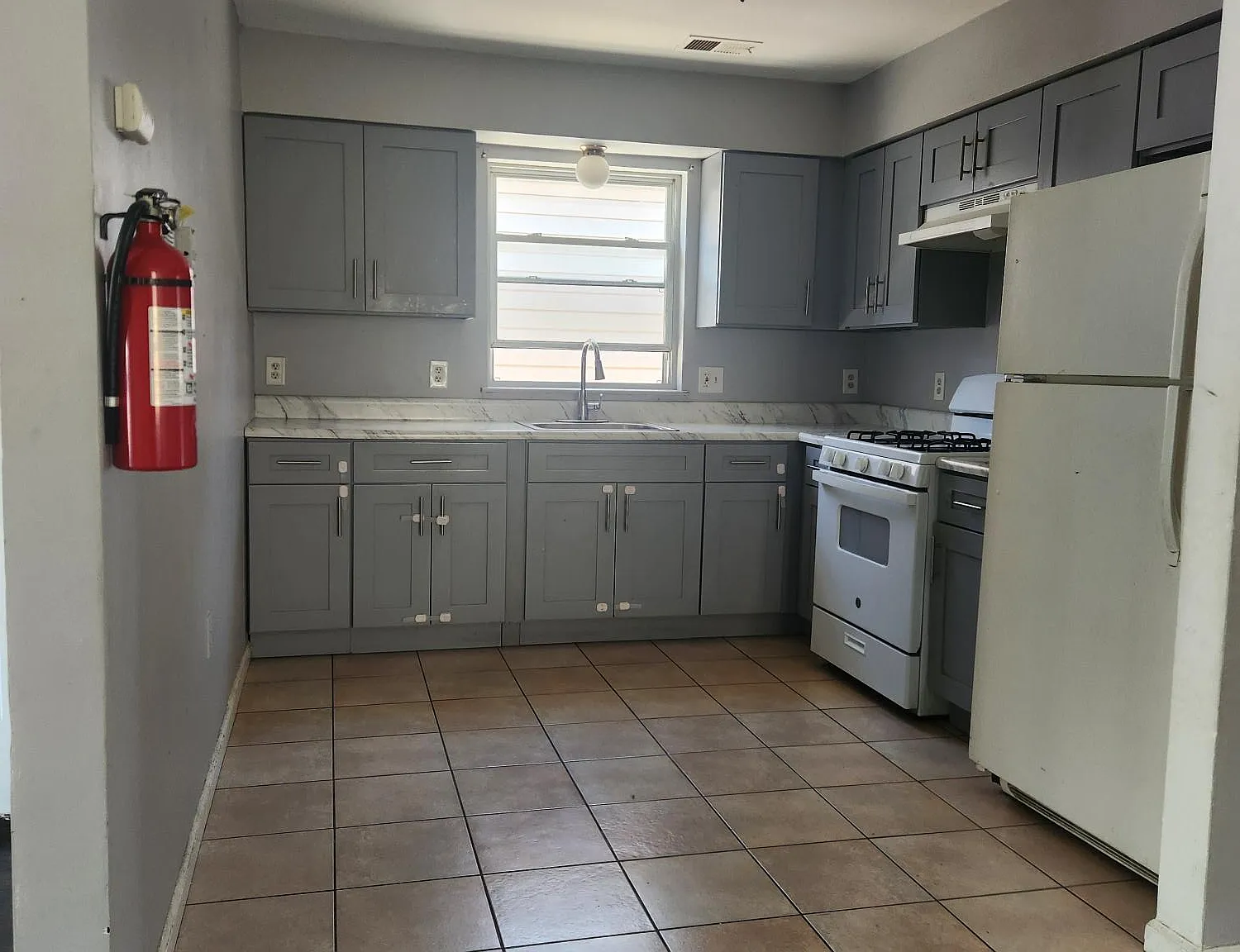 3 bed, $2,700 — Photo 2