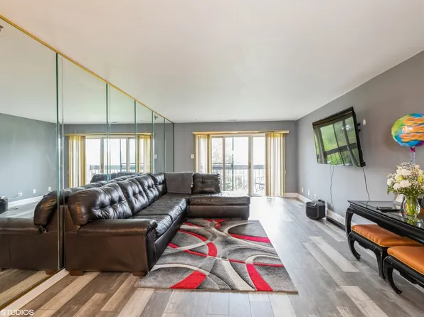 18600 Village West Dr APT 404, Hazel Crest, IL 60429