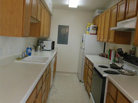 Kitchen (4-person condo)