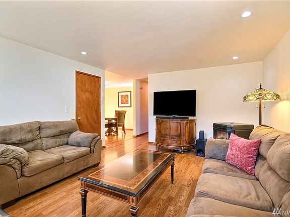 3rd image of 32811 Hyde Ave