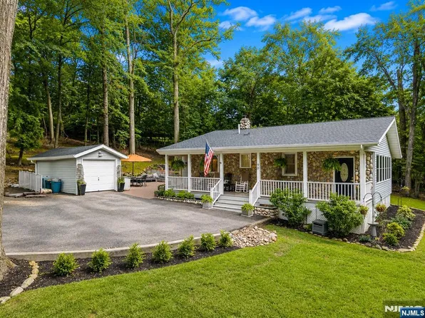 90 Highland St, Park Ridge, NJ 07656