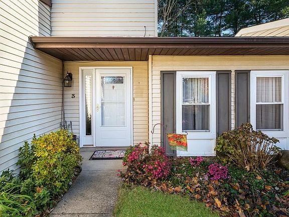 3rd image of 3 King Charles Ln E