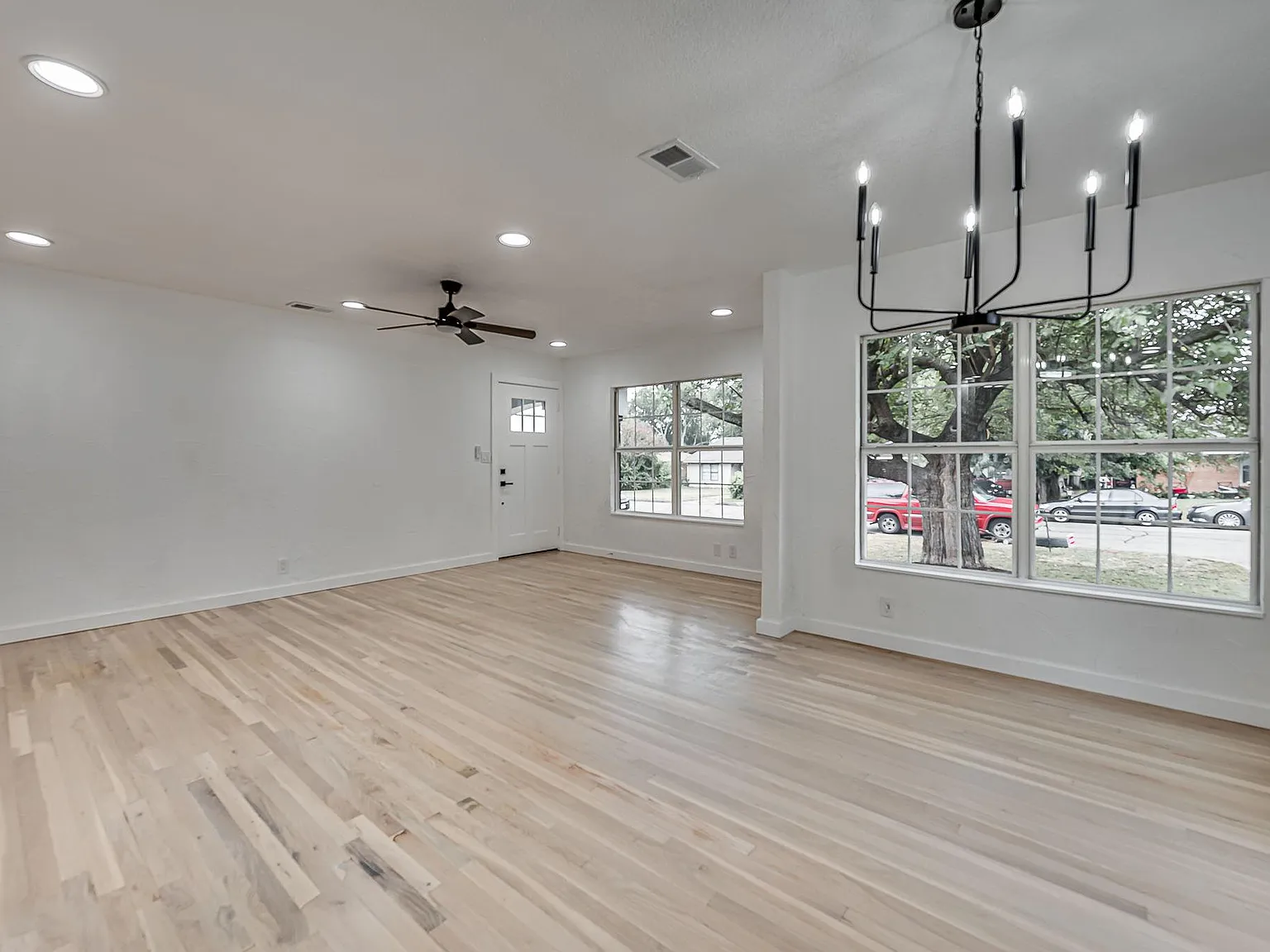 5 bed, 2024 sqft, $3,295 — Photo 3