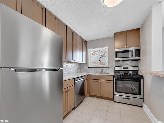 5th image of 586 Fairway View Dr APT 2C