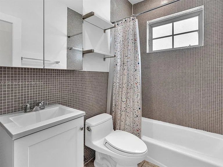 1045 Lenox Ave #12 — Photo 15