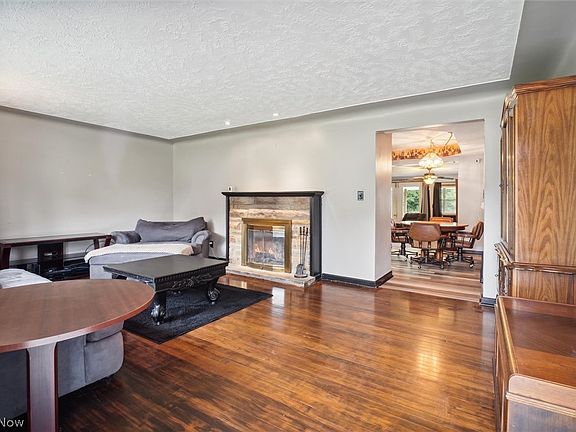 4th image of 35 Meadowbrook Dr