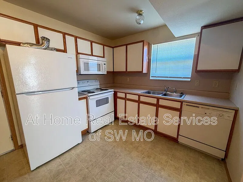 2 bed, 2.5 bath, 1100 sqft, $1,130 — Photo 3