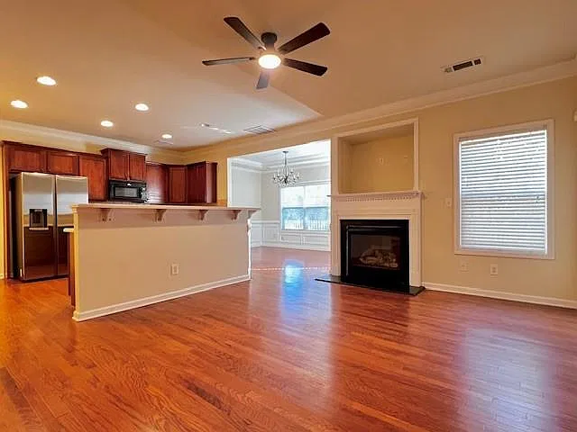 3 bed, 2.5 bath, 2045 sqft, $2,445 — Photo 2