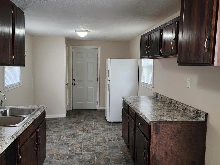 1129 Roosevelt St — Photo 4