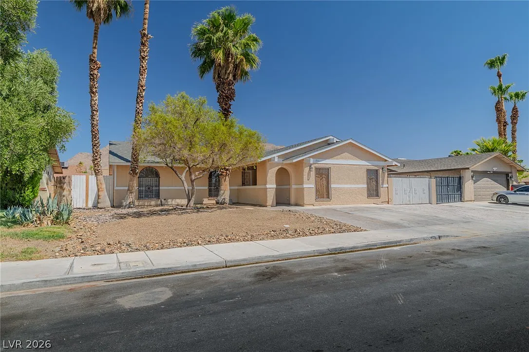 4 bed, 1878 sqft, $2,195 — Photo 2