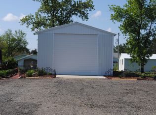 56 Lynn St, Weldon, IL 61882