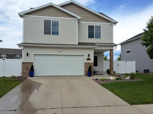 442 Foxtail Dr E, West Fargo, ND 58078