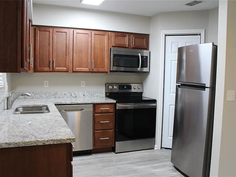 1920 E Edgewood Dr #D9 — Photo 8