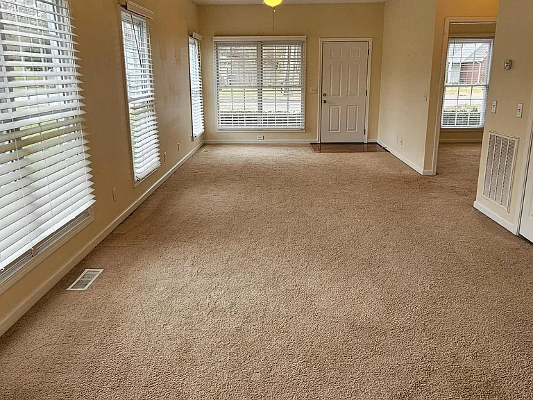 915 Nottingham Dr — Photo 6