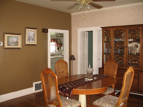 Dining room.