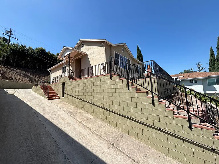 4040 Toland Way — Photo 17