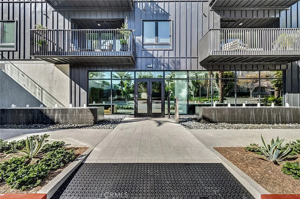 2 bed, 1769 sqft, $6,200 — Photo 2