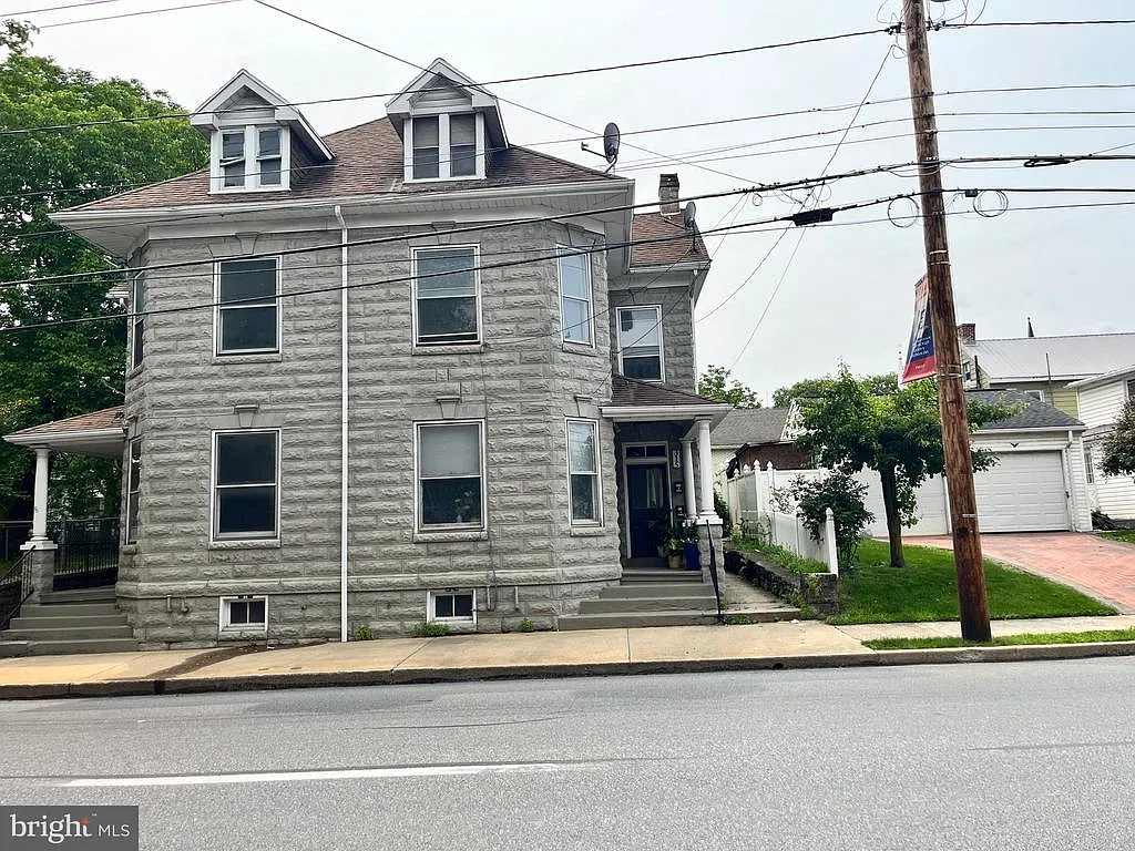 2 bed, 700 sqft, $925 — Photo 1