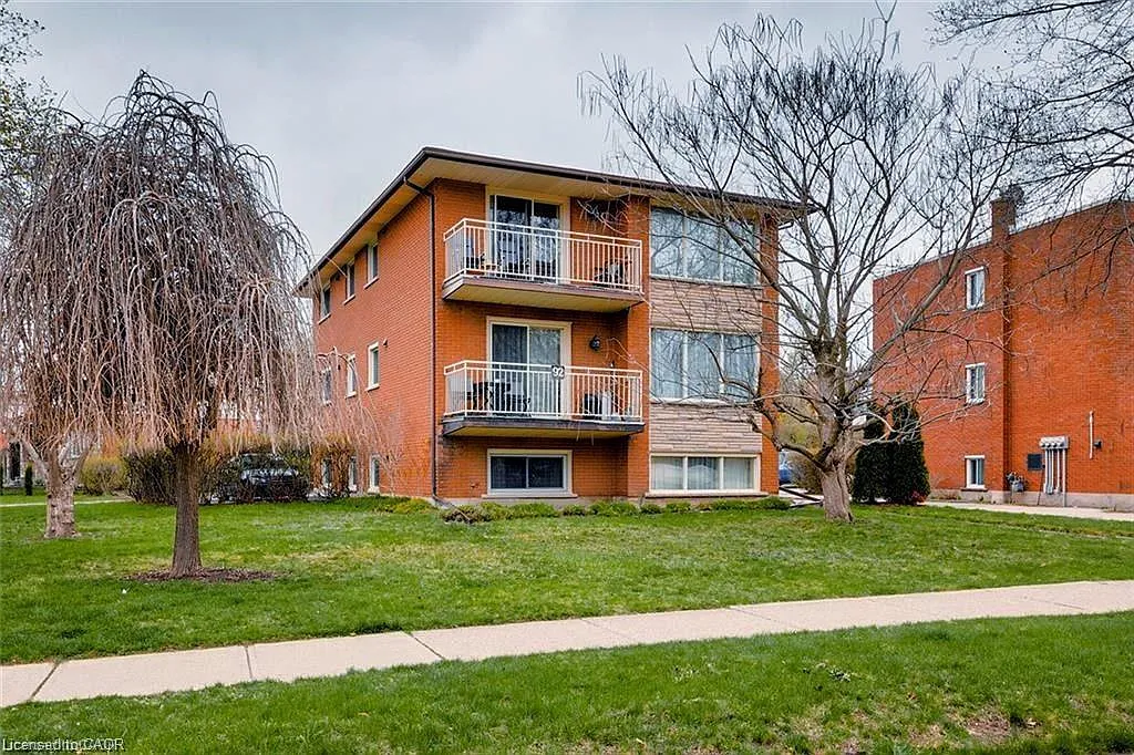 3 bed, 1.0 bath, 1033 sqft, $2,300 — Photo 1