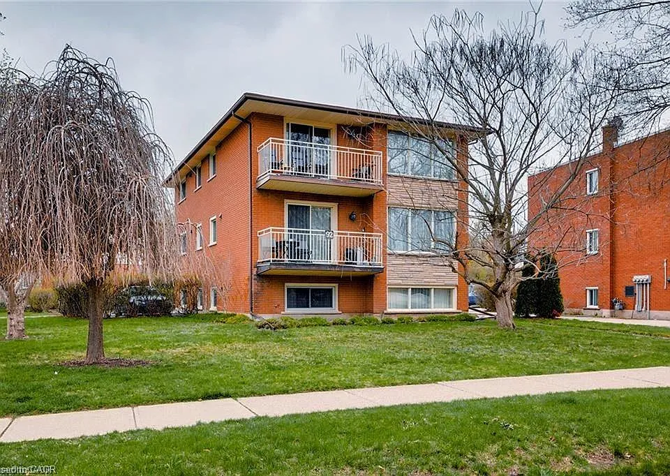 92 Confederation Dr #2