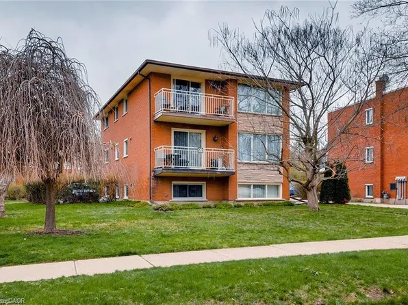 92 Confederation Dr #2, Kitchener, ON N2B 2X8