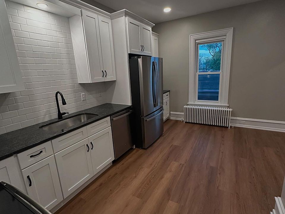 Eat in Kitchen! Recessed lighting