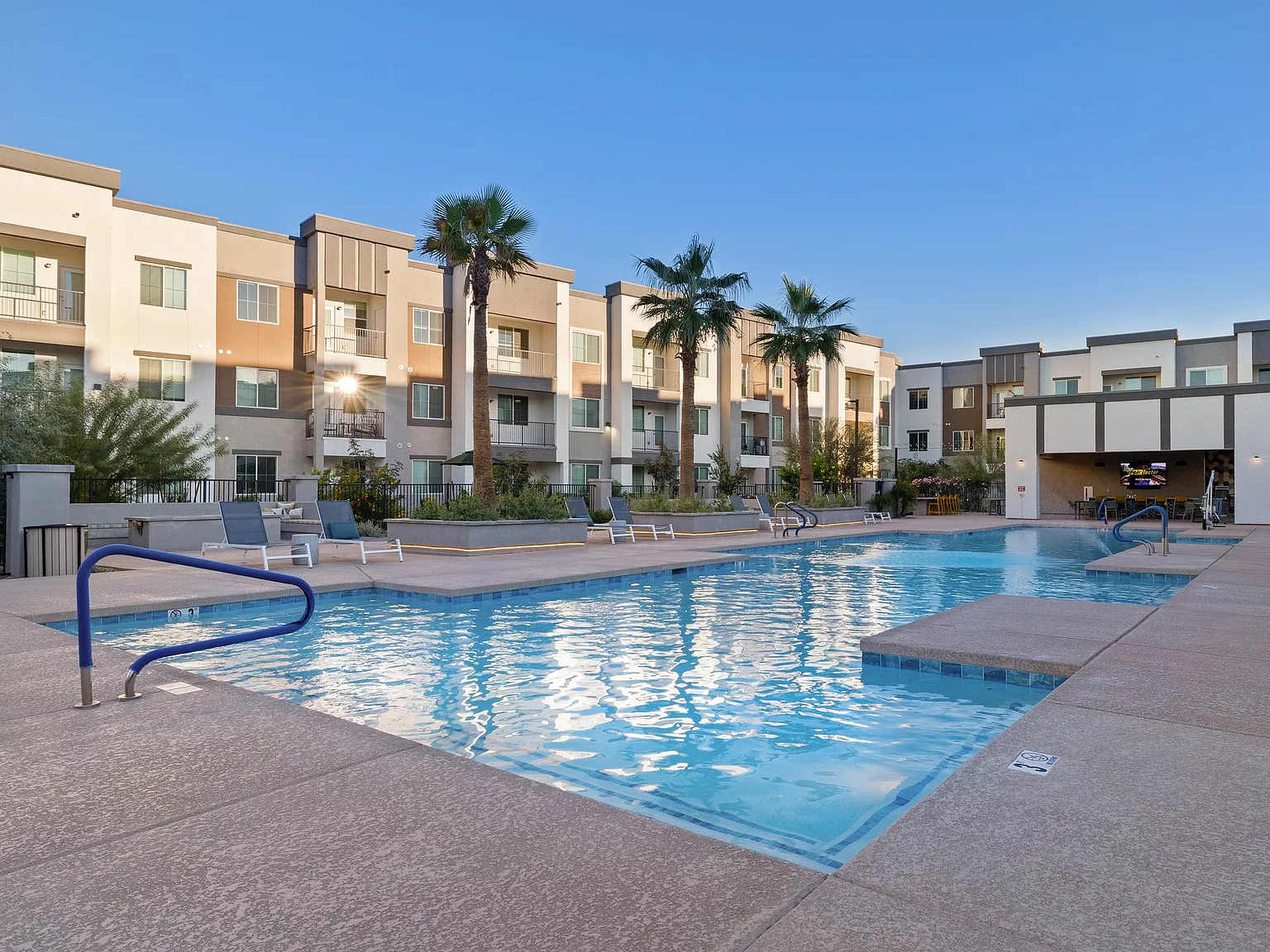 Black Canyon Luxury Apartments — Photo 1