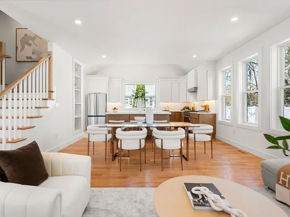 4 Wilbur St, Woburn, MA 01801