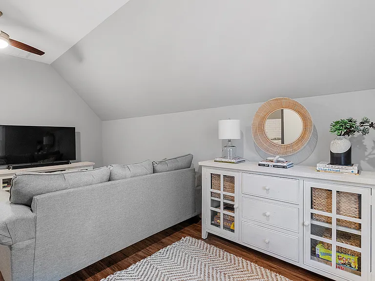 109 Grosvenor Dr — Photo 4