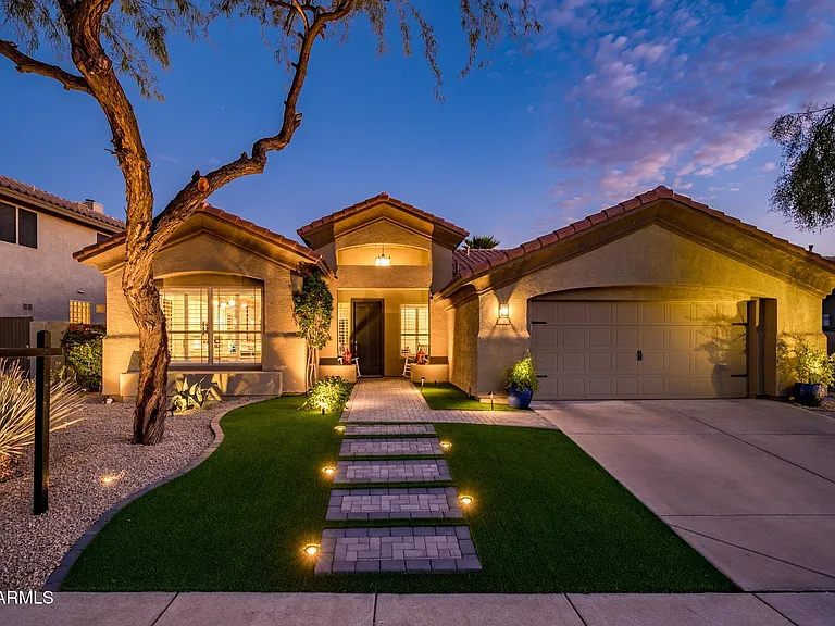 4375 E Lariat Ln — Photo 2