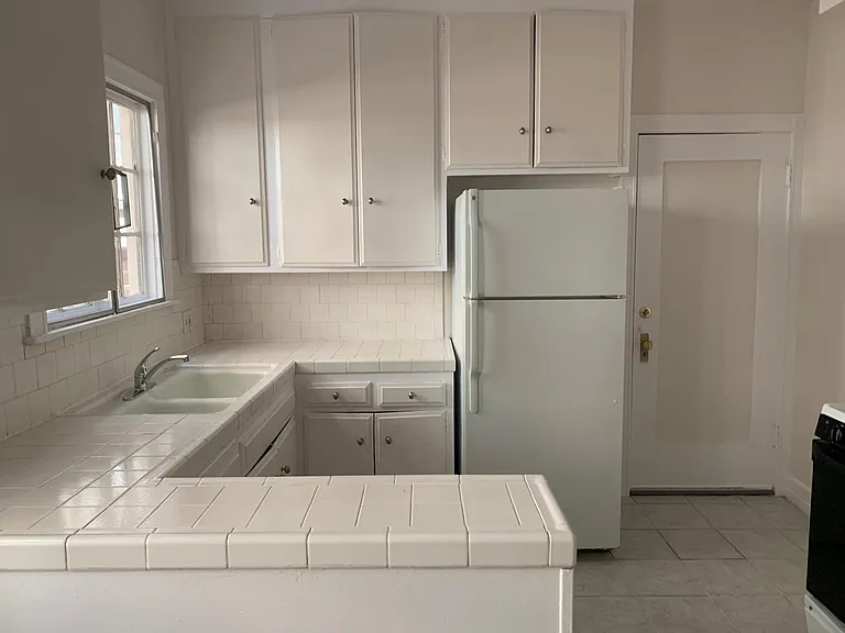 1746 N Kingsley Dr — Photo 7