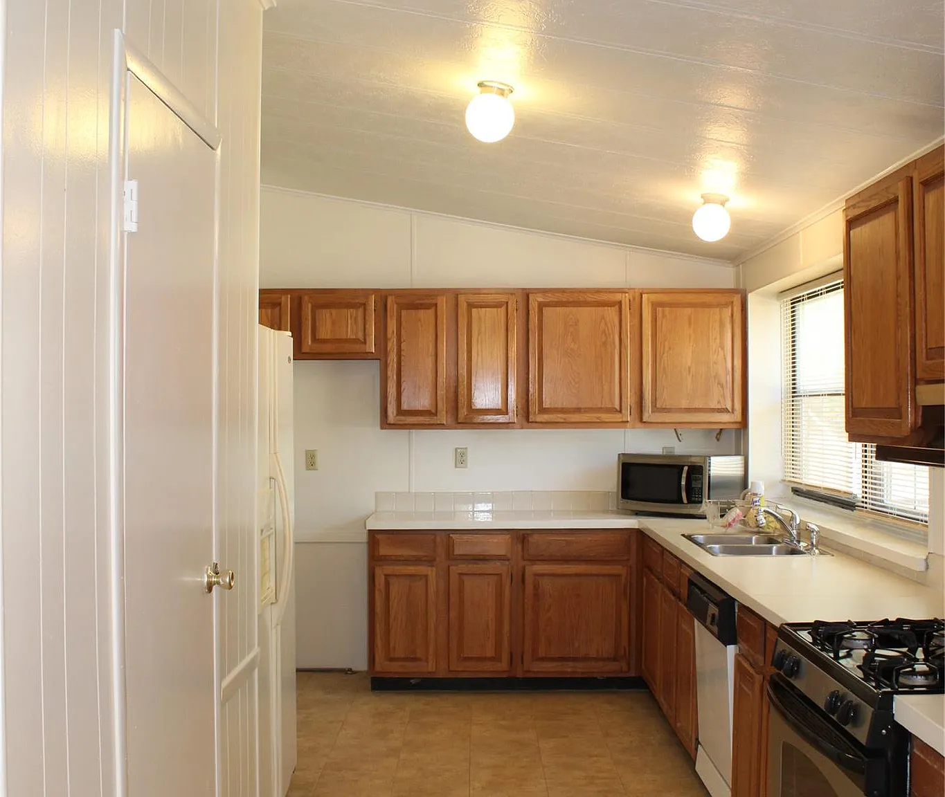 3 bed, 2.0 bath, 1568 sqft, $1,800 — Photo 4