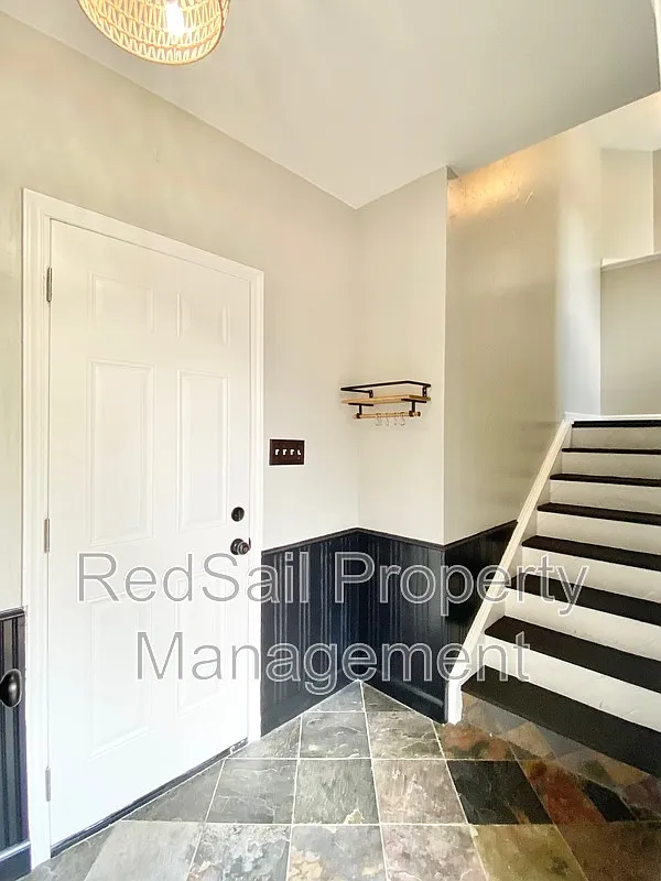 4 bed, 2.0 bath, 2455 sqft, $3,195 — Photo 3