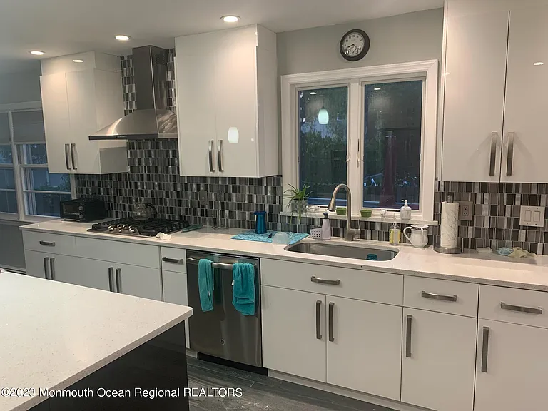293 Lawrence Ave — Photo 3