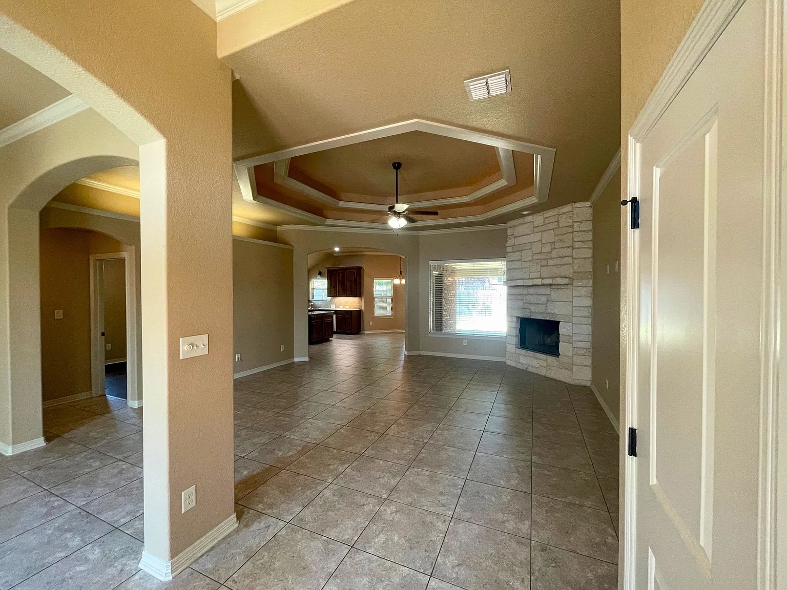 3 bed, 1888 sqft, $2,000 — Photo 3