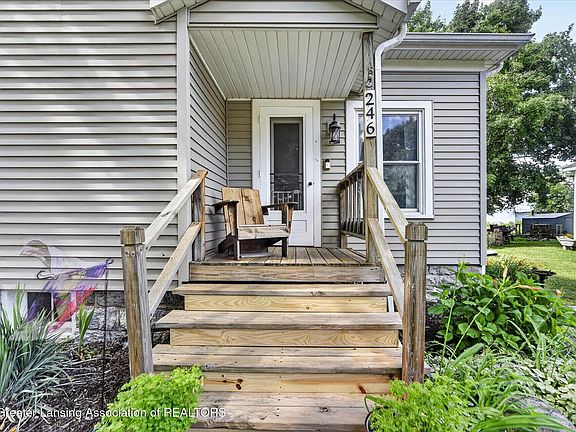 5th image of 246 Washington St