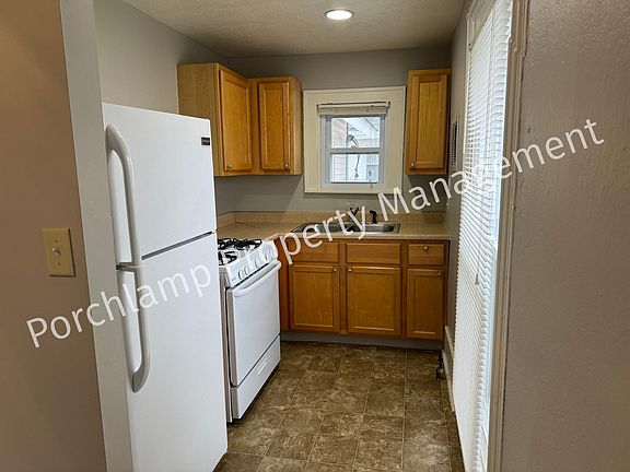 4th image of 547 Coit Ave NE APT 3