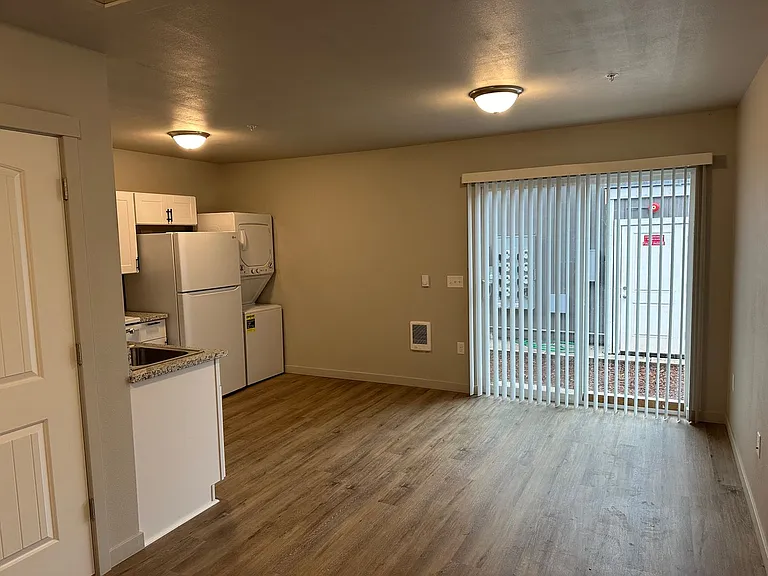 555 N. River Rd. — Photo 6