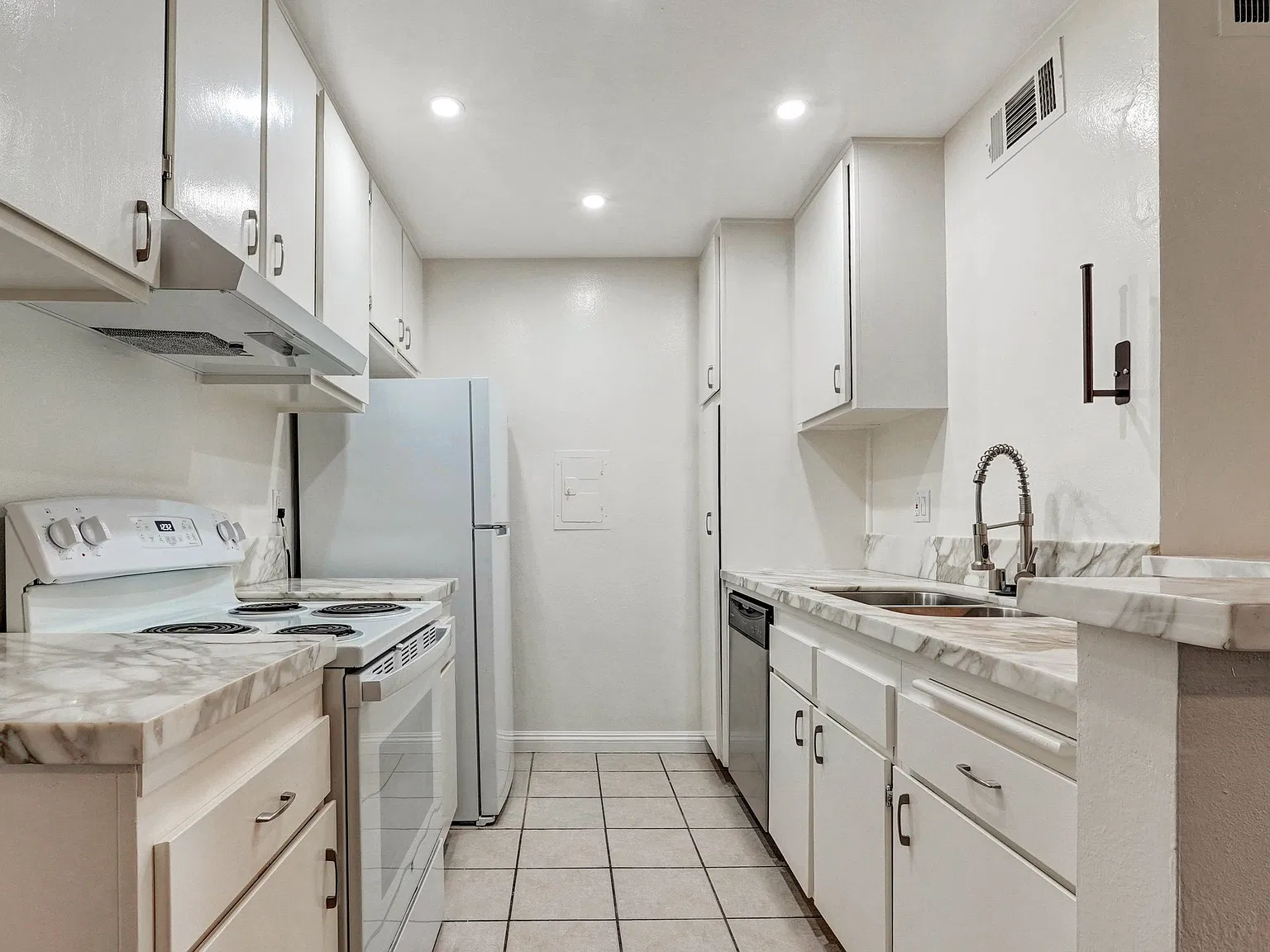 23515 Lyons Ave — Photo 2