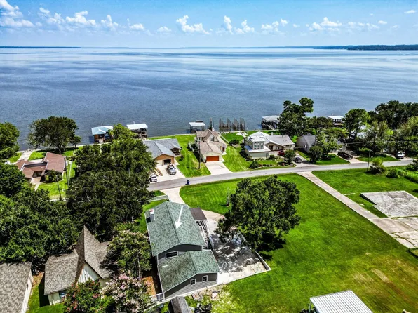 180 W Lake Cir, Pointblank, TX 77364