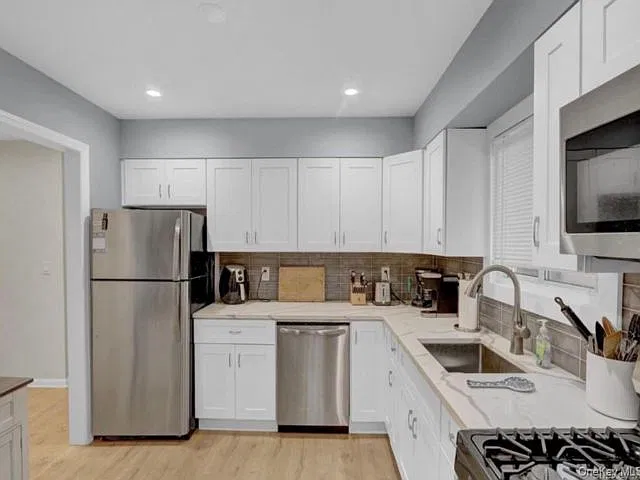 3 bed, 2.0 bath, 1178 sqft, $3,950 — Photo 2