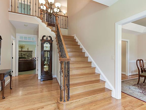 Grand staircase to Upper Lvl