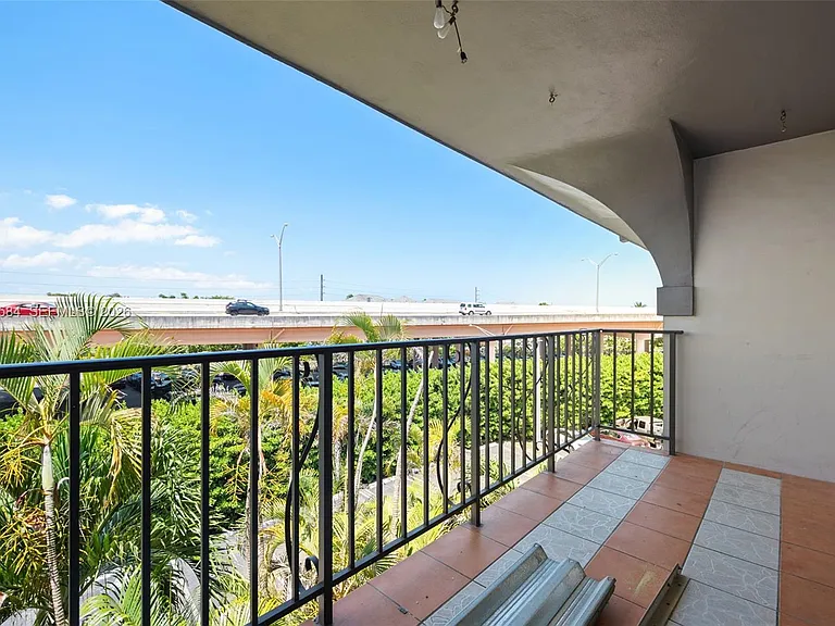 8107 SW 72nd Ave #413E — Photo 4