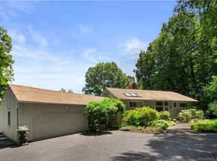 11 Stuart Dr, Bloomfield, CT 06002