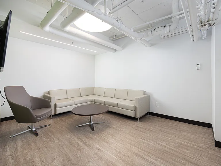66 Spadina Rd — Photo 26