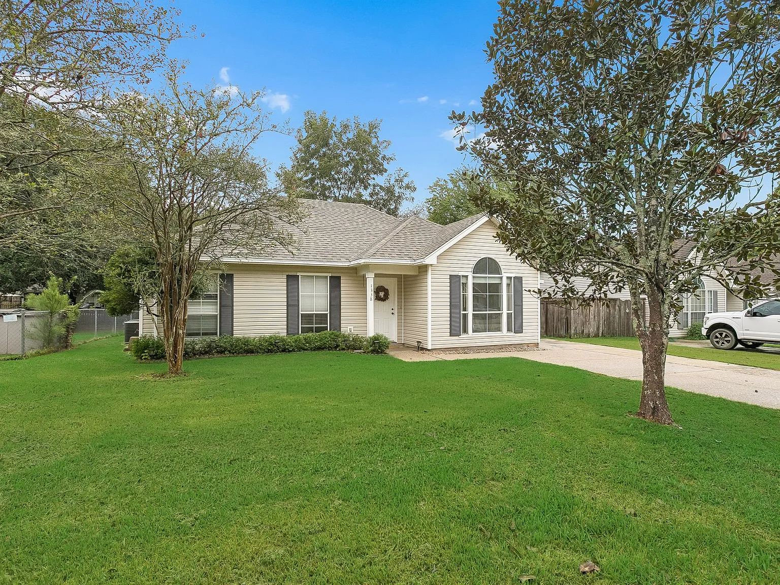 Available Immediately - Pet Friendly, Charming 3 Bed, 2 Bath Home in Mandeville — Photo 1