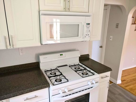 5th image of 72 Westbrook Dr