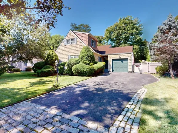 18 W GAYLORE Drive, Amityville, NY 11701
