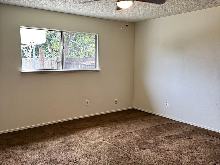 1586 Hawthorne Dr — Photo 11